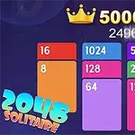 Kolorowe karty z numerami, takie jak 16, 8 i 1024, oraz złota korona z wynikiem 500000 na ciemnym tle z napisem 2048 Solitaire