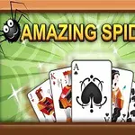 Kolorowa grafika z kartami do gry ułożonymi wachlarzem, z nadrukowanym asem pik na środku, ozdobiona rysunkami pająków i napisem Amazing Spider