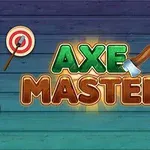 Napis AXE MASTER z rysunkiem siekiery na drewnianym tle, otoczony dwoma tarczami strzelniczymi