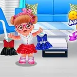 Dziewczynka w okularach trzymająca sukienki w salonie z niebieską kanapą i kolorowymi poduszkami, z napisem Baby Ava Daily Activities