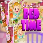 Dziewczynka w niebieskiej piżamie siedzi na stołku obok ilustracji przedstawiających dziecięcy pokój i dużego, różowego napisu Bed Time