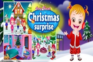 Dzieci w zimowych strojach bawią się na śniegu obok udekorowanego domu oraz choinki z napisem Christmas Surprise