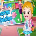Dziewczynka z blond włosami uśmiecha się obok kolorowego napisu, a w tle widoczne są ilustracje dzieci bawiących się pojazdami i przy stole