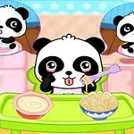 Panda w kuchni przygotowuje posiłek, z widocznymi talerzami i ilustrowanymi instrukcjami w dymkach