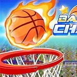 Płonąca piłka do koszykówki zbliżająca się do obręczy na tle tłumu, z napisem „Basket Champ” u góry