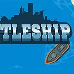 Napis BATTLESHIP na tle sylwetki okrętu wojennego z małą łódką w prawym dolnym rogu na niebieskim tle