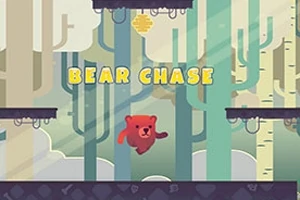 Czerwony niedźwiedź biegnący w lesie po platformach z napisem BEAR CHASE powyżej
