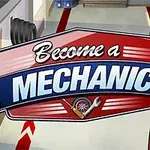 Blondyn z kreskówki w czerwonej koszuli obok napisu Become a Mechanic na tle warsztatu samochodowego