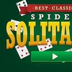 Zielone tło z żółtym napisem Solitaire, czerwonym banerem Best Classic oraz rozrzuconymi kartami do gry i zielonym przyciskiem z trójkątem