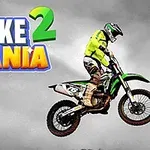 Motocyklista w zielonym stroju wykonuje skok na motocyklu terenowym na tle szarego nieba
