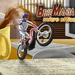 Zawodnik na motocyklu robi akrobację na biurku obok przewróconego kubka kawy i komputera