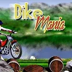Motocyklista w kasku, jadący na motocyklu terenowym po skałach i beczkach, z napisem Bike Mania w tle