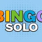 Kolorowe litery układające się w napis BINGO SOLO na niebieskim tle z subtelnym wzorem kropek