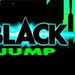 Czarny napis BLACK JUMP na zielonym tle z zarysami budynków w tle