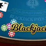 Stół do gry z kartami i żetonami na niebieskim tle z napisem Blackjack