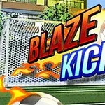 Napis Blaze Kick z animowaną, płonącą piłką nożną na tle boiska piłkarskiego i siatki bramkowej