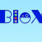 Niebieski napis Blox na jasnoniebieskim tle, z kolorowymi kwadratami w literze l oraz okręgiem w literze o