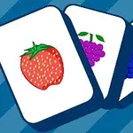 Trzy karty z ilustracjami owoców: truskawki, winogron i jagód na niebieskim tle w paski