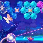 Kolorowe bąbelki i motyle na tle nocnego krajobrazu z odbijającą się kulą i liliami wodnymi