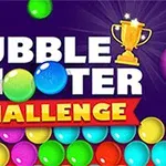 Kolorowe kulki na tle z napisem Bubble Shooter Challenge i złotym pucharem