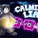 Pluszowy miś z dużymi rękawicami i postać dziewczynki obok niego, a przed nimi trzy fioletowe stworzenia z jednym okiem na ciemnym tle z napisem Calming Lia