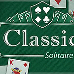 Zielone tło z napisem „Classic Solitaire” w centrum, otoczonym obrazkami kart z talii