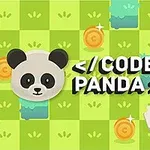 Panda na zielonej planszy z kodem, monetami i czerwonym skarbem, plus strzałka wskazująca kierunek West