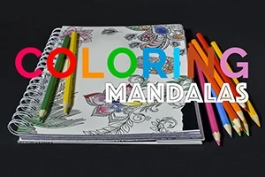 Kolorowanka mandali z kredkami ołówkowymi na ciemnym tle