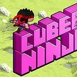 Różowy, trójwymiarowy napis CUBE NINJA z japońskimi znakami, na którym stoi postać ninja na zielonym tle z kamieniami