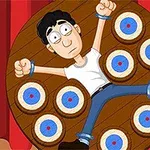 Dart Wheel Mężczyzna przywiązany do obrotowej planszy z tarczami do rzucania nożami w tle, z wyrazem niepokoju na twarzy