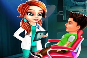 Dentystka w białym fartuchu trzymająca zdjęcie rentgenowskie, rozmawia z chłopcem siedzącym na czerwonym fotelu w gabinecie stomatologicznym
