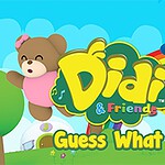 Kolorowa ilustracja z postacią misia i ptaka na tle nieba z chmurami, tęczy oraz napisem Didi & Friends Guess What?