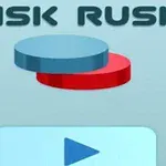 Napis DISK RUSH oraz dwa nachodzące na siebie krążki, niebieski i czerwony, nad ikoną trójkąta na niebieskim tle