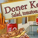 Stoisko z fast foodem oferujące doner kebab z dodatkami takimi jak sałata, pomidory i cebula, z widocznymi sosami, napojem gazowanym i frytkami
