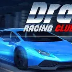 Niebieski sportowy samochód z dużym napisem „Drag Racing Club” na tle miejskiej panoramy