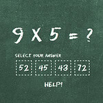 Równanie matematyczne 9 x 5 z wyborem odpowiedzi na zielonej tablicy: 52, 45, 43, 72