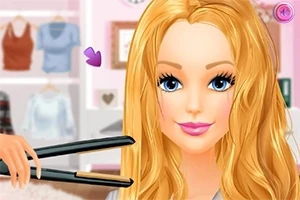 Kobieta z długimi blond włosami jest stylizowana prostownicą do włosów w przestrzeni przypominającej garderobę