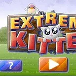 Napis EXTREME KITTEN z uroczym kotkiem pośrodku i ptakiem na górze oraz przyciskami z ikoną pytania i trójkątem odtwarzania na tle zielonej trawy