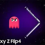 Czerwony duszek z gry wideo obok otwartego w kształcie litery V smartfona Samsung Galaxy Z Flip4 na fioletowym tle z gwiazdami