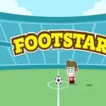 Postać piłkarza stojąca na środku boiska z piłką nożną, z napisem Footstar w tle na stadionie