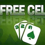 Zielone tło z napisem FREE CELL oraz trzema kartami, z których dwie mają symbole 3 i 2, a trzecia ma asa pik