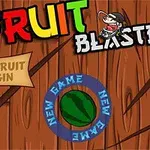 Drewniane tło z kolorowym napisem Fruit Blaster, zielonym arbuzem w środku i tekstem Slice fruit to begin