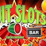 Napis FRUIT SLOTS w zielonym kolorze otoczony symbolami owoców, dzwonka i znaku BAR na tle czerwonych gwiazd