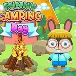 Dwóch uroczych kreskówkowych bohaterów, królik w okularach i owieczka, stoją w lesie obok ogniska z widocznym kolorowym napisem Funny Camping Day