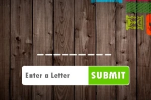 Drewniane tło z białym polem do wpisywania liter oraz zielonym przyciskiem SUBMIT