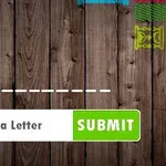 Drewniane tło z białym polem do wpisywania liter oraz zielonym przyciskiem SUBMIT