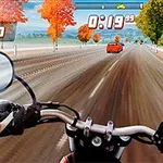 Widok z perspektywy motocyklisty na jesienną drogę, z licznikami czasu i punktów oraz widocznym w oddali czerwonym samochodem