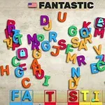 Kolorowe litery rozsypane na tle z napisem FANTASTIC u góry i ułożone słowo FANTASTI na dole