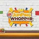 Napis Jumping Whopper na tle białej ceglanej ściany z kolorowymi prostokątami i burgerem na drewnianej półce