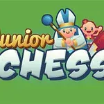 Napis Junior Chess z postaciami biskupa, dziecka i konia na zielonym tle